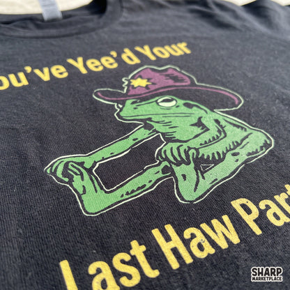 Funny stretching green frog in cowboy hat sarcastic western PNG design for t-shirt sublimation and rodeo humor gifts