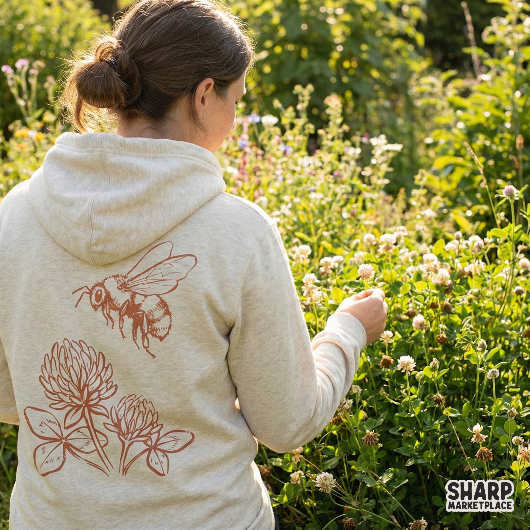 Bee And Clover PNG, Botanical Wildflower Digital Design - 300 DPI Design